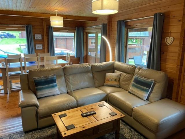 Luxury 3 Bedroom, 3 Bathroom Lodge With Hot Tub Ланбедър Екстериор снимка